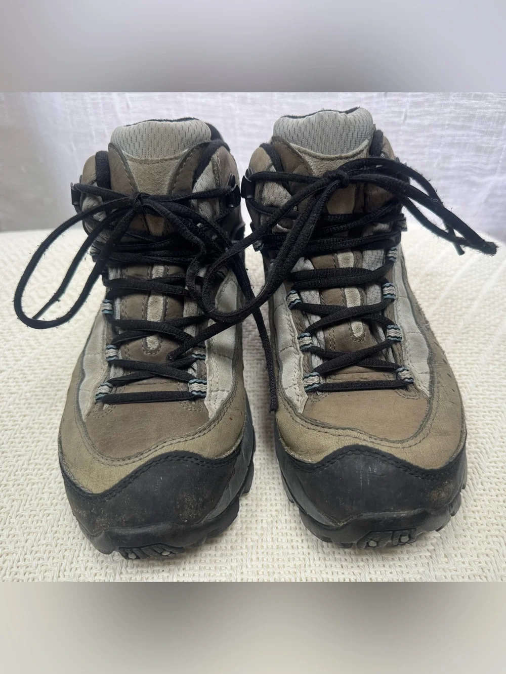 Merrell Women’s Sz 7.5 Hiking Boots in Beige/Olive and Gray with Black Soles.